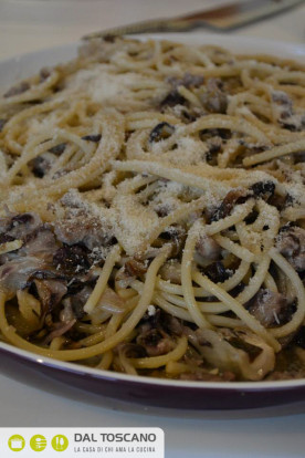 Spaghetti con radicchio rosso e salsiccia su crema di lenticchie