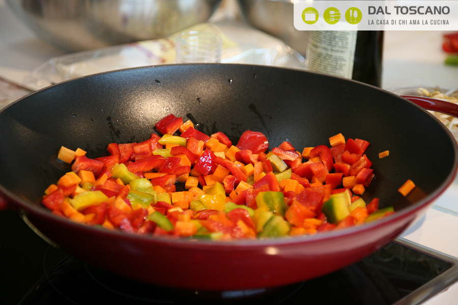 cottura carote e peperoni nel wok