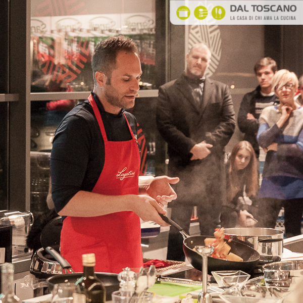 Simone Rugiati mentre cucina al Centro Casalinghi Dal Toscano di Cerese - Mantova