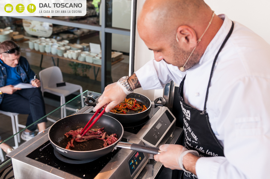 Michele Cannistraro cucina con padelle Agnelli