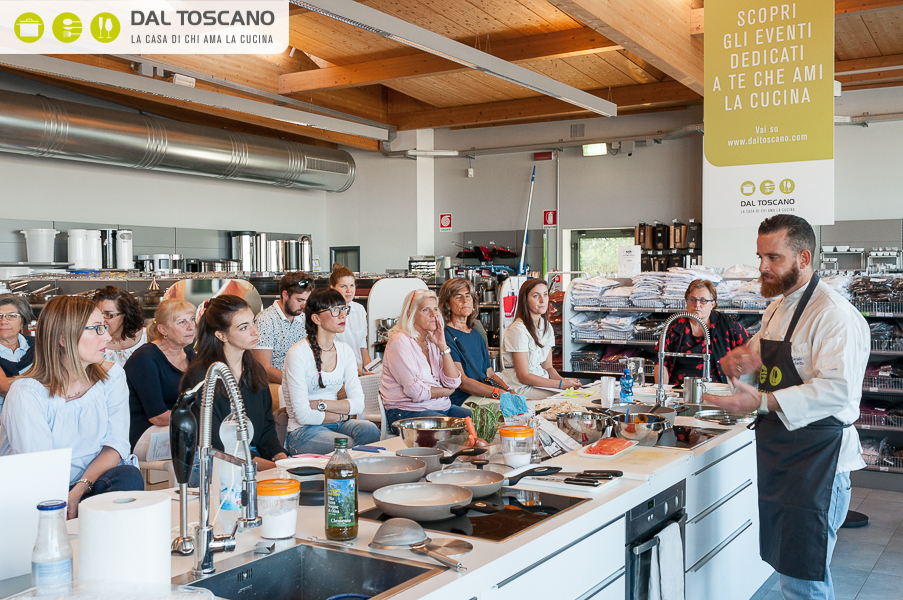chef Roberto Cuculo cucina al Centro Casalinghi Dal Toscano